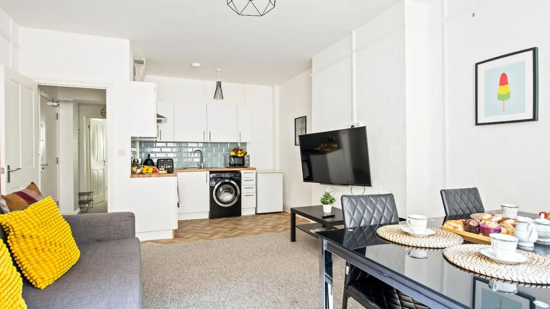 Apartment The Sand Bank - Flat 1, Cosy, Central Bournemouth, Sleeps 4, 7 Min From The Beach, Pet Friendly, Parking, Wifi, Kitchen,Washer,Private Exit