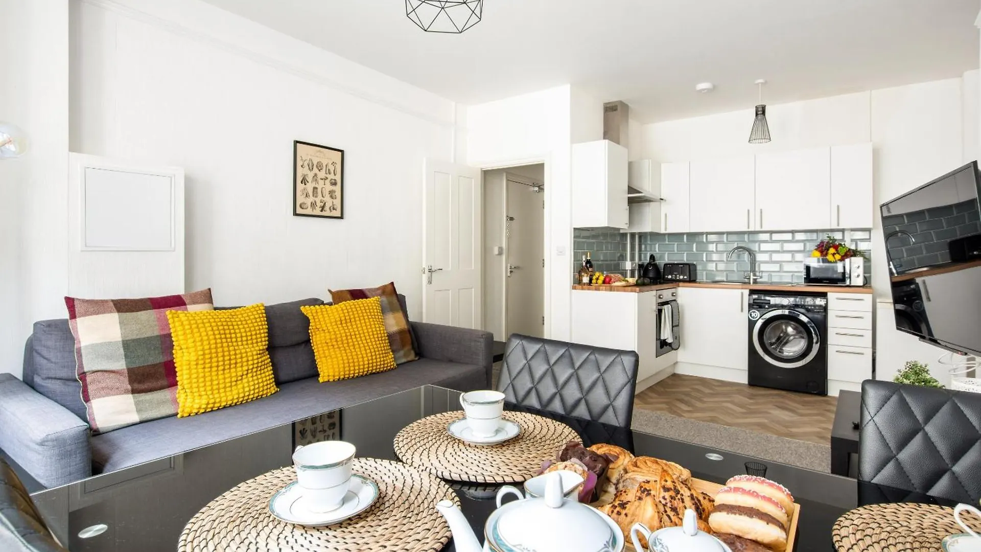 The Sand Bank - Flat 1, Cosy, Central Bournemouth, Sleeps 4, 7 Min From The Beach, Pet Friendly, Parking, Wifi, Kitchen,Washer,Private Exit