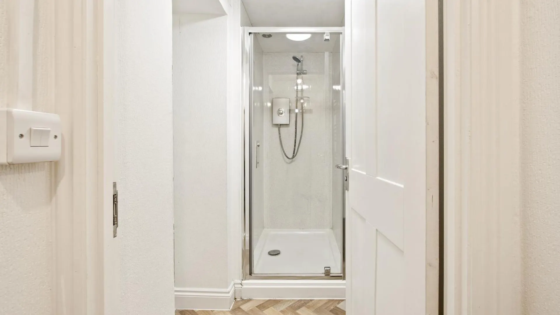 Apartment The Sand Bank - Flat 1, Cosy, Central Bournemouth, Sleeps 4, 7 Min From The Beach, Pet Friendly, Parking, Wifi, Kitchen,Washer,Private Exit