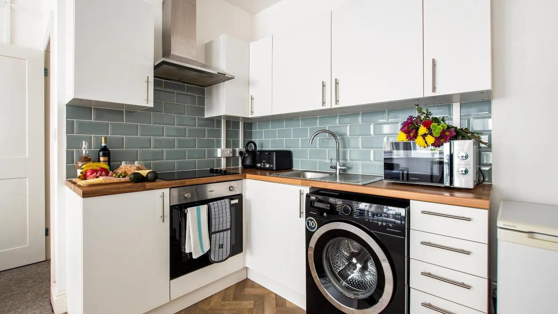 The Sand Bank - Flat 1, Cosy, Central Bournemouth, Sleeps 4, 7 Min From The Beach, Pet Friendly, Parking, Wifi, Kitchen,Washer,Private Exit Apartment