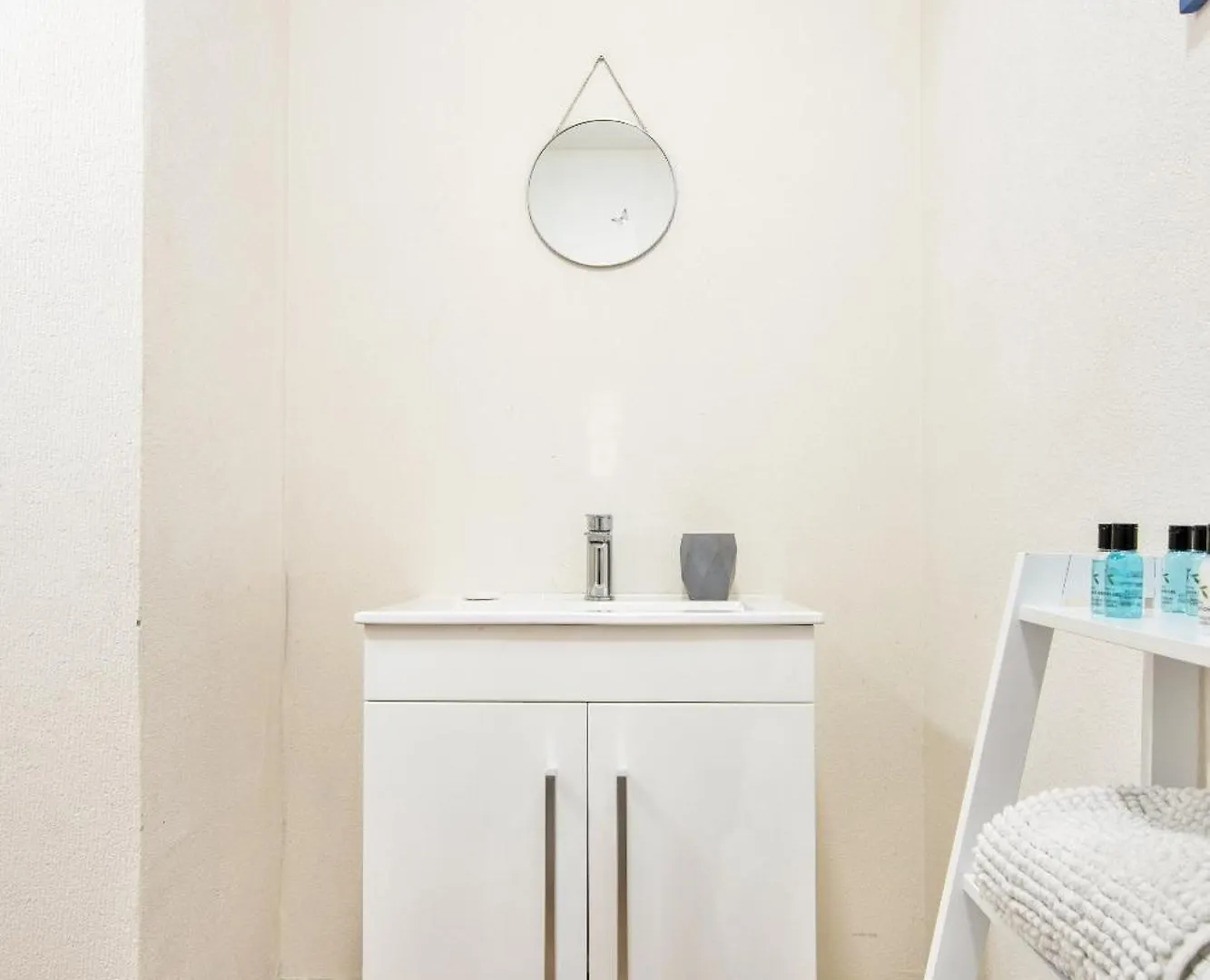 The Sand Bank - Flat 1, Cosy, Central Bournemouth, Sleeps 4, 7 Min From The Beach, Pet Friendly, Parking, Wifi, Kitchen,Washer,Private Exit United Kingdom
