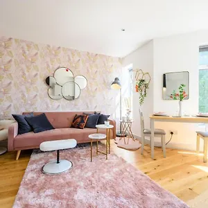 https://merches-gardens-2.cardiffhotelswales.com